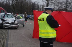 Czynności policjantów na miejscu wypadku