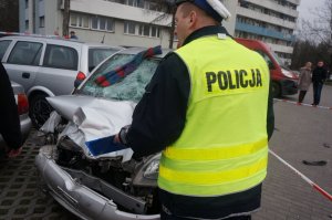 Czynności policjantów na miejscu wypadku