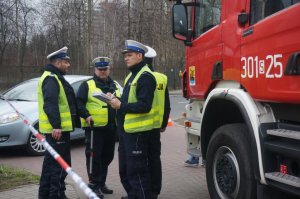 Czynności policjantów na miejscu wypadku