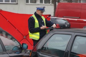 Czynności policjantów na miejscu wypadku