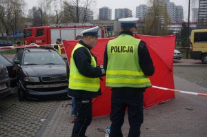 Czynności policjantów na miejscu wypadku