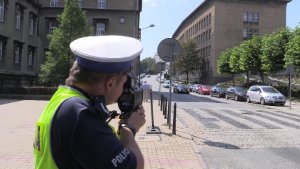 Policjant podczas akcji w strefie &quot;Tempo 30&quot;