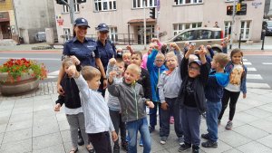 Policjantki uczą dzieci, jak bezpiecznie zachować się na drodze i w jej otoczeniu.