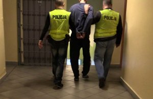 Policjanci z zatrzymanym meżczyzną