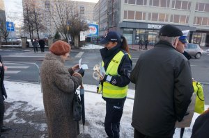 policjanci rozdawali odblaski