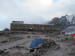 zdjęcie koloeorw: obóz aklimatyzacyjny w drodze na gruziński szczyt Kazbek