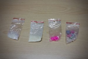 Na kolorowym zdjeciu widać cztery opakowania z narkotykami, które leżą na stole