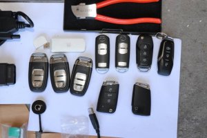 zdjęcie kolorowe: kluczyki samochodowe i inne narzędzia zabezpieczone przez katowickich policjantów