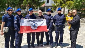 zdjęcie kolorowe: polscy policjanci stacjonujący w Kosowie podczas spotkania z ojcem i rodzina rannego motocyklisty