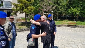 zdjęcie kolorowe: ojciec 32-letniego Serba dziękujący polskim policjantom