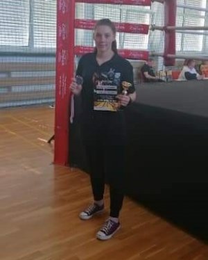 zdjęcie kolorowe: posterunkowa Justyna Ciborska ze zdobytym mistrzostwem podczas Pucharu Polski Wojska Polskiego i Służb Mundurowych w Kickboxingu.
