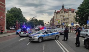 zdjęcie kolorowe: policyjne radiowozy na ulicy Mickiewicza, gdzie doszło do śmiertelnego potrącenia 19-letniej kobiety