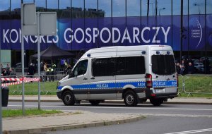 zdjęcie kolorowe: policyjny radiowóz przed Międzynarodowym Centrum Kongresowym w Katowicach