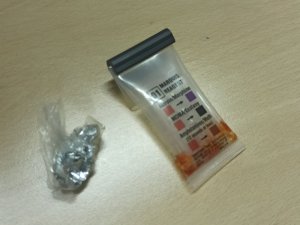 zdjęcie kolorowe: zabezpieczone narkotyki i test narkotykowy