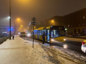 zdjęcie kolorowe: autobus komunikacji miejskiej podstawiony dla ewakuowanych mieszkańców