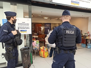 zdjęcie kolorowe: Katowiccy policjanci przed punktem informacyjnym dla Uchodzców