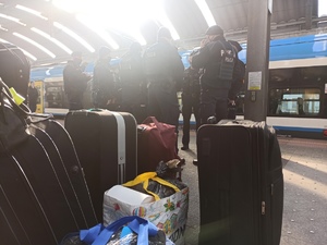 zdjęcie kolorowe: policjanci katowickiego oddziału prewencji na peronie katowickiego dworca