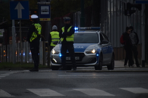 zdjęcie kolorowe: policjanci katowickiej drogówki zabezpieczający skrzyzowanie