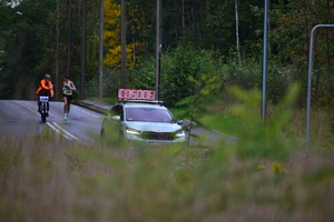 zdjęcie kolorowe: zawodnik na trasie biegu