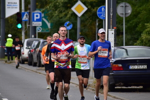 zdjęci kolorowe: zawodnicy półmaratonu na trasie biegu