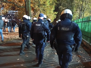 zdjęcie kolorowe: policjanci oddziału prewencji zabezpieczający męcz pomiędzy katowicka i zabrzańską drużyną piłkarską