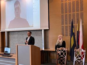 zdjęcie kolorowe: Kierownik Katedry Bezpieczeństwa Wewnętrznego AWF w Katowicach prof. dr hab. Jadwiga Stawnicka podczas moderowania konferencji