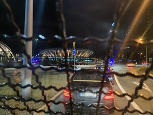 zdjęcie kolorowe: katowicki Spodek z okna policyjnego radiowozu
