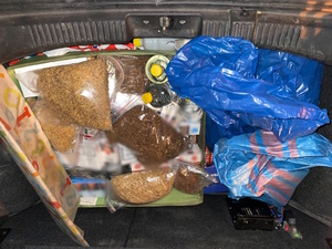 zdjęcie kolorowe: bagażnik samochodowy w którym ujawniono nielegalny tytoń i papierosy