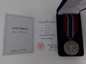 zdjęcie kolorowe: legitymacja nr 9201/21 do medalu „Pro Partia”,  wydana przez Szef Urzędu do Spraw Kombatantów i Osób Represjonowanych dla Tomasza Witańskiego