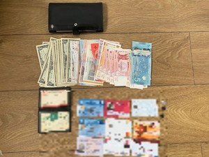 Zdjęcie kolorowe przedstawia portfel, dokumenty i pieniądze.