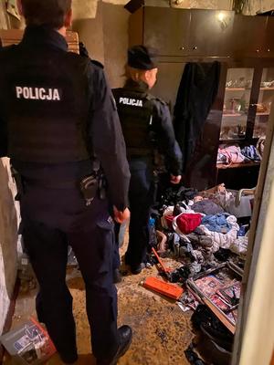 zdjęcie kolorowe: dwoje policjantów w mieszkaniu w którym wybuchł pożar