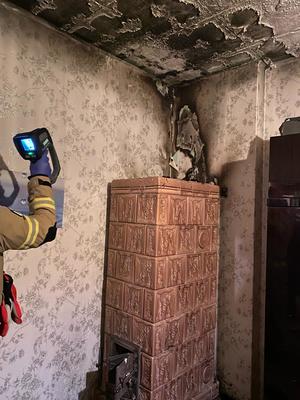 zdjęcie kolorowe: strażak w mieszkaniu w którym wybuchł pożar