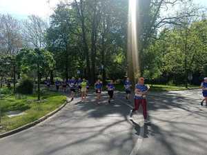 zdjęcie kolorowe: biegacze na trasie półmaratonu