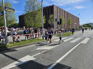 zdjęcie kolorowe: zawodnicy biegnący po trasie półmaratonu