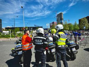 zdjęcie kolorowe: policyjni motocykliści nadzorujący trasę biegu