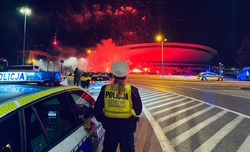 zdjęcie kolorowe: policjanci ruchu drogowego zabezpieczający zgromadzenie spontaniczne pod katowickim Spodkiem
