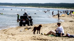zdjęcie kolorowe: plaża nad jeziorem i wypoczywający ludzie