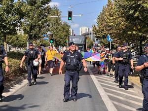 Zdjęcie kolorowe: Śląscy policjanci podczas zabezpieczenia 8 Marszu Równości