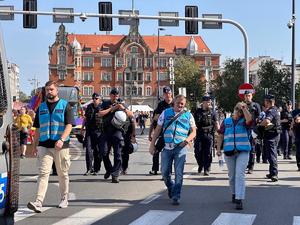 Zdjęcie kolorowe: Śląscy policjanci podczas zabezpieczenia 8 Marszu Równości