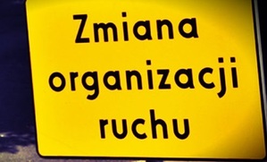 zdjęcie kolorowe: znak z napisem o treści zmiana organizacji ruchu