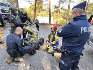 zdjęcie kolorowe: policjanci i strażacy podczas działań sztabowych Woda24