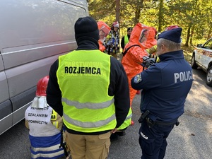 zdjęcie kolorowe: policjanci i strażacy podczas działań sztabowych Woda24