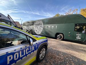 zdjęcie kolorowe: katowiccy policjanci podczas zabezpieczenia meczu pomiędzy drużynami GKS-u Katowice i Śląska Wrocław