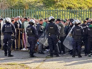 zdjęcie kolorowe: katowiccy policjanci podczas zabezpieczenia meczu pomiędzy drużynami GKS-u Katowice i Śląska Wrocław