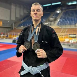 zdjęcie kolorowe: Starszy posterunkowy Łukasz Banach podczas zawodów Brazylijskiego Jiu Jitsu