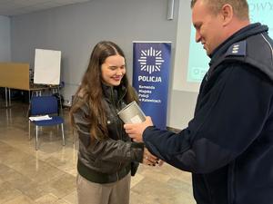 zdjęcie kolorowe: dzień otwarty w Komendzie Miejskiej Policji w Katowicach, w które uczestniczyli uczniowie katowickich szkół średnich