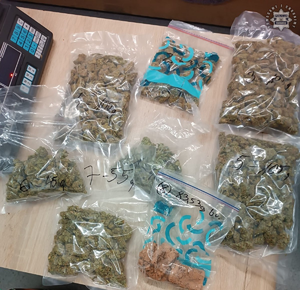 Na zdjęciu zabezpieczona marihuana oraz waga