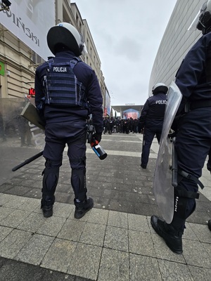 Na zdjęciu policjanci podczas zabezpieczenia