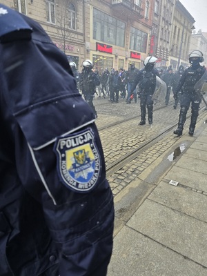 Na zdjęciu policjanci podczas zabezpieczenia