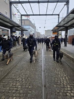 Na zdjęciu policjanci podczas zabezpieczenia